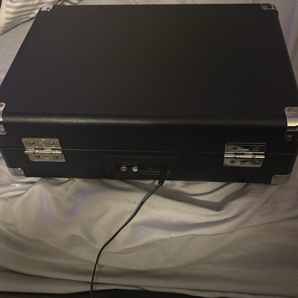 A record player that has a headphone jack and Bluetooth - Picture 3 of 3